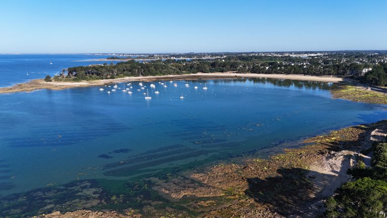 Photo aérienne d'un littoral en Bretagne