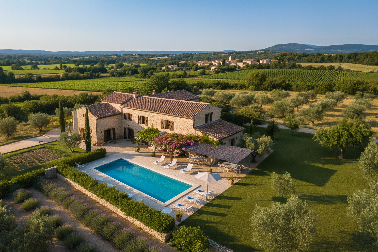 Photo aérienne d'une maison avec piscine et jardin dans le sud de la France